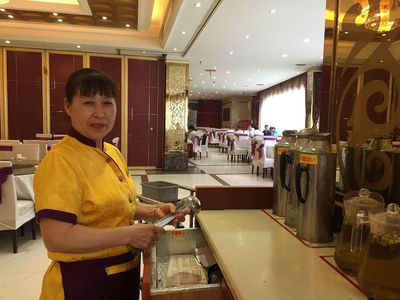 年輕面孔難覓，銀發(fā)身影成景 餐飲業(yè)服務(wù)崗的“年齡斷層”與轉(zhuǎn)型
